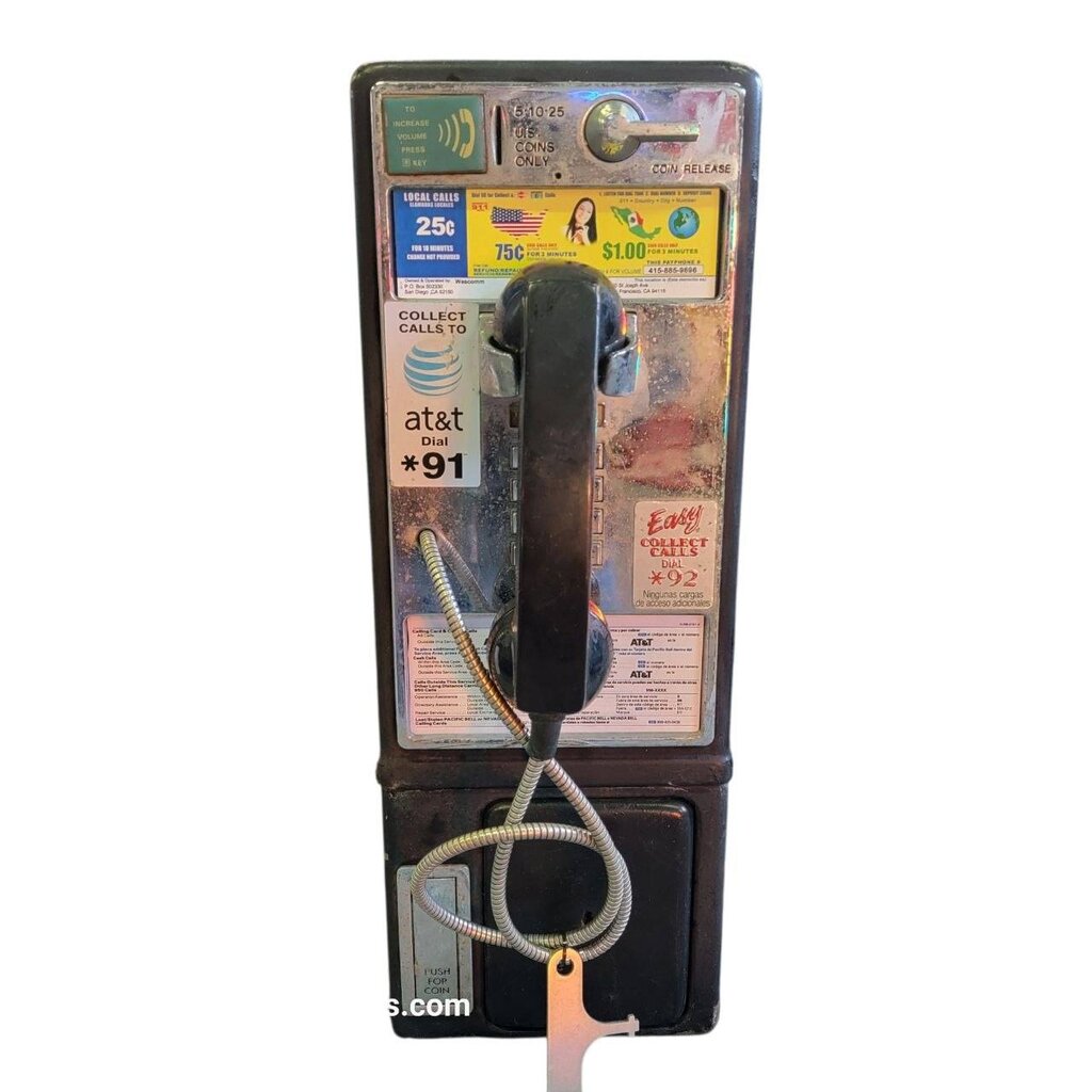 téléphone payphone américain de rue avec monnayeur et stickers origine californie