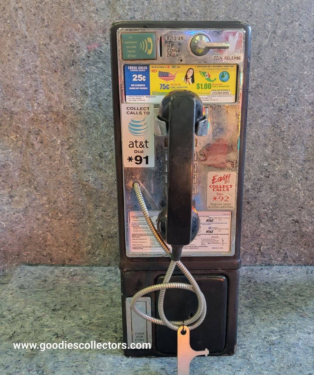 téléphone payphone américain de rue avec monnayeur et stickers origine californie