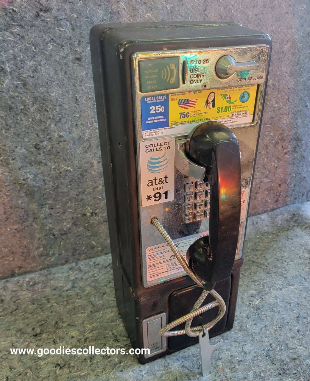 téléphone payphone américain de rue avec monnayeur et stickers origine californie