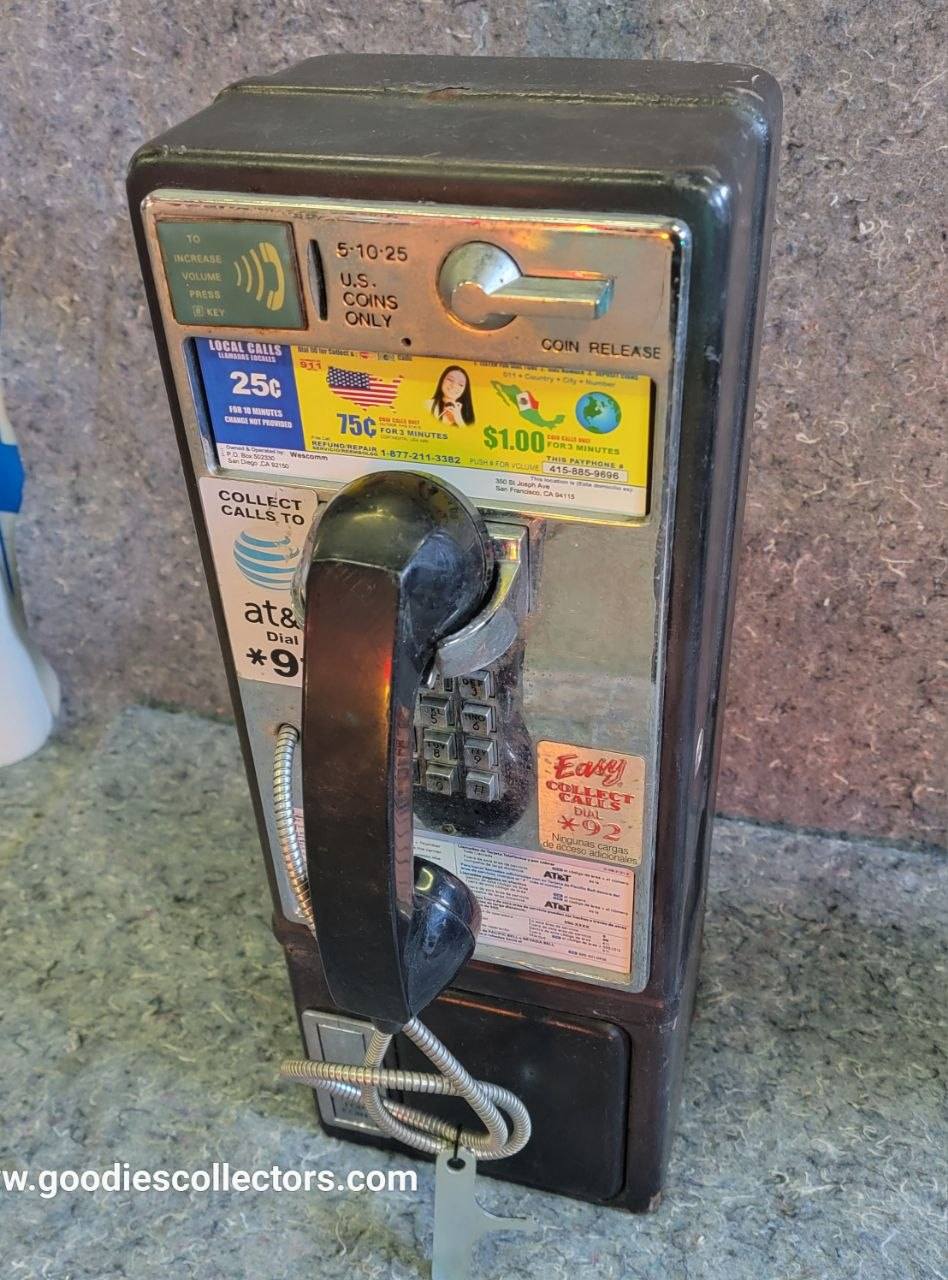 téléphone payphone américain de rue avec monnayeur et stickers origine californie