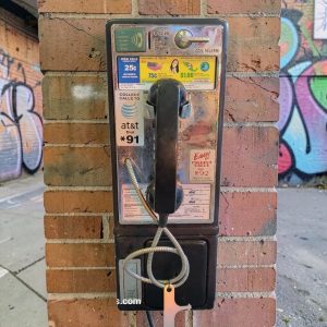 téléphone payphone américain de rue avec monnayeur et stickers origine californie