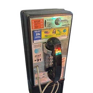 téléphone payphone américain de rue avec monnayeur et stickers origine californie