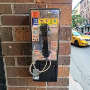 téléphone payphone américain de rue avec monnayeur et stickers origine californie