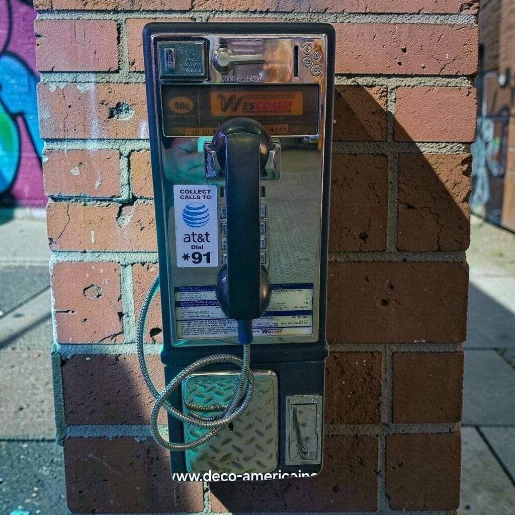 téléphone payphone américain de rue avec monnayeur et stickers wescomm