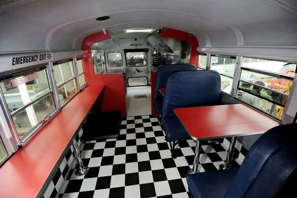 salle interieure school bus americain food truck