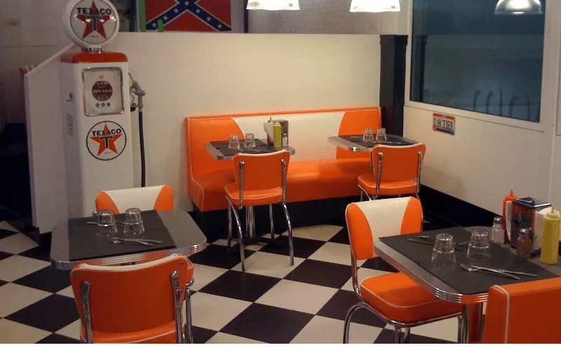 Aménagement coin diner rétro vintage avec une pompe à essence Texaco