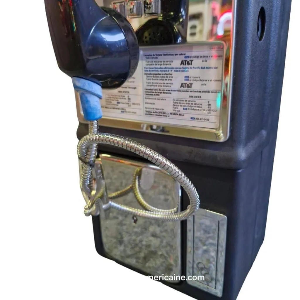 téléphone payphone américain de rue avec monnayeur et stickers