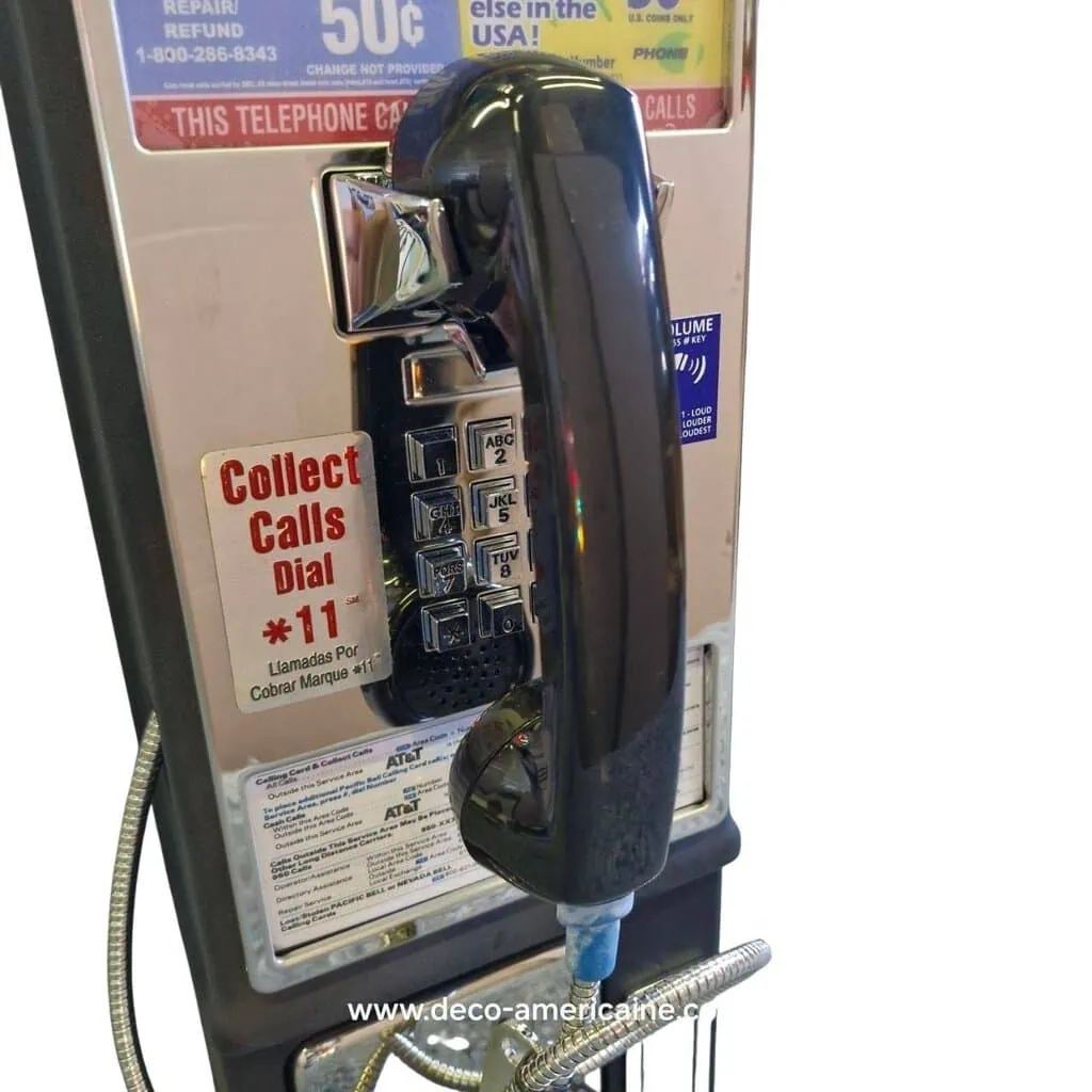 téléphone payphone américain de rue avec monnayeur et stickers