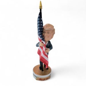 président trump bobblehead (enlaçant le drapeau américain)