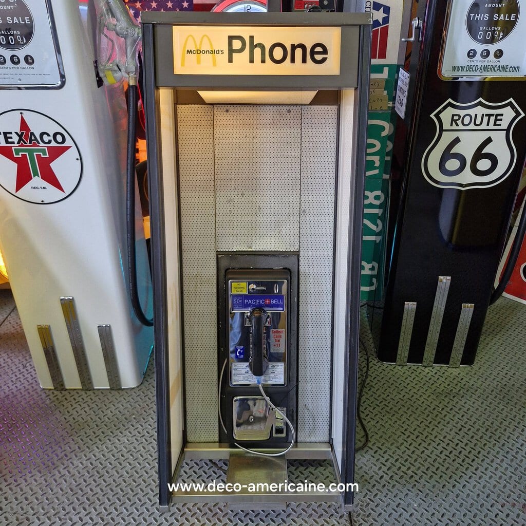 cabine payphone vintage sur pied avec payphone authentique provenance parking d'un restaurant mc donald's