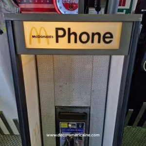 cabine payphone vintage sur pied avec payphone authentique provenance parking d’un restaurant mc donald’s cabine payphone vintage sur pied avec payphone authentique provenance parking d'un restaurant mc donald's