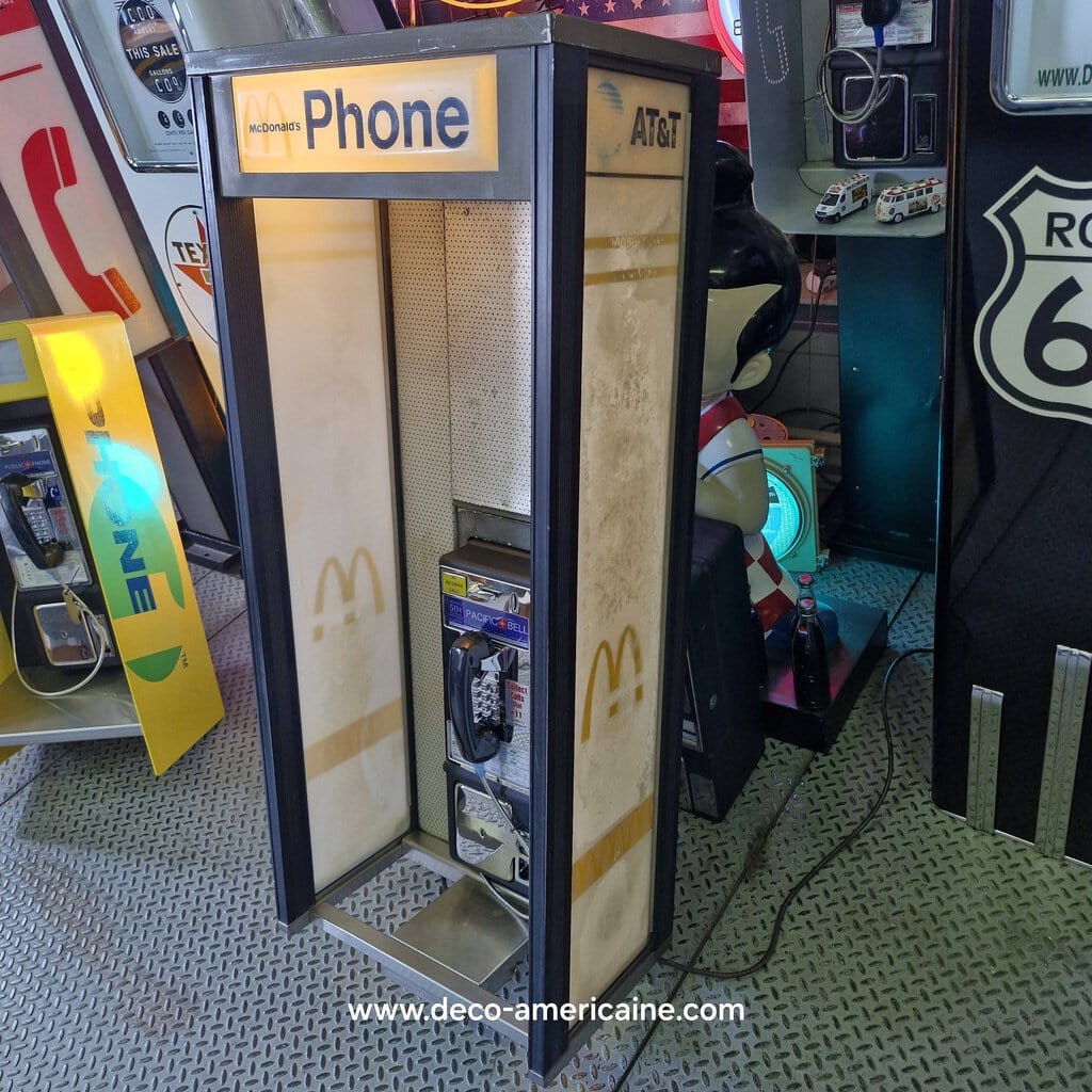 cabine payphone vintage sur pied avec payphone authentique provenance parking d'un restaurant mc donald's