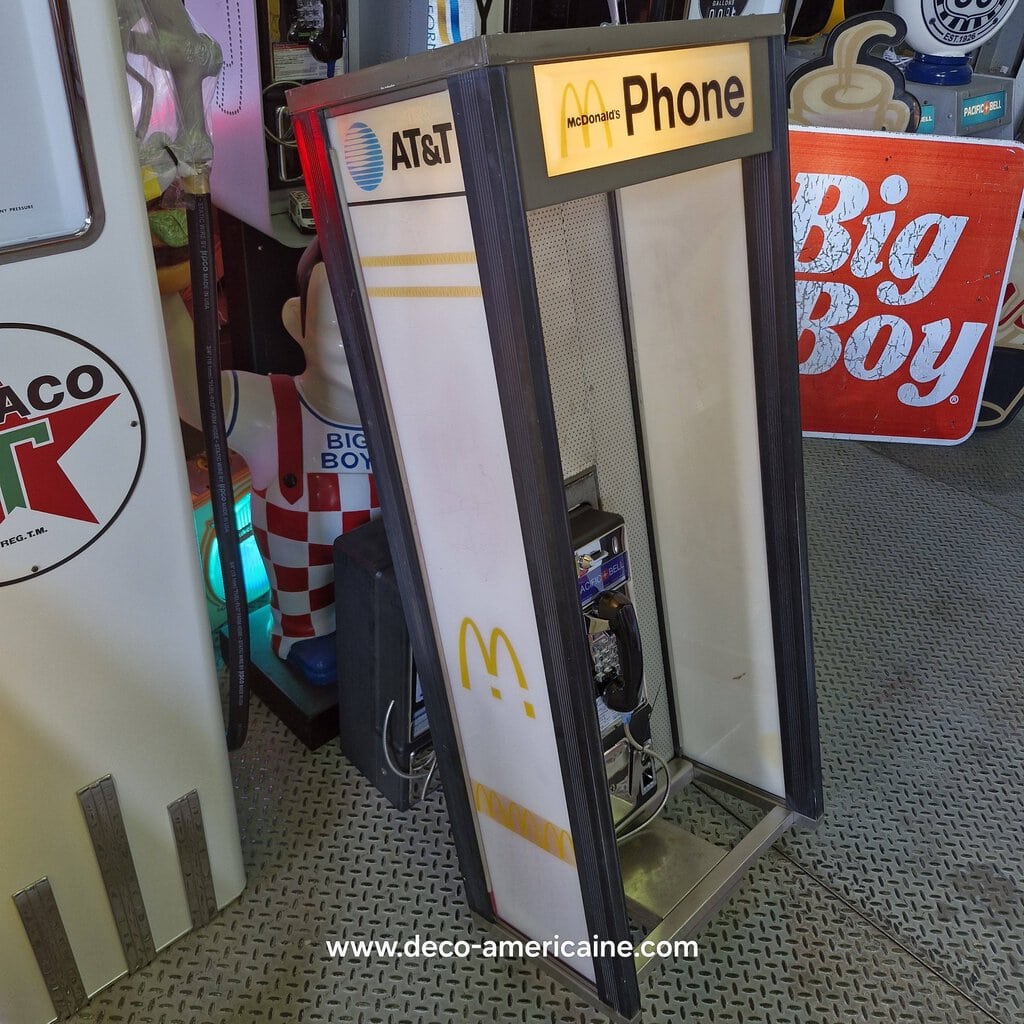 cabine payphone vintage sur pied avec payphone authentique provenance parking d'un restaurant mc donald's