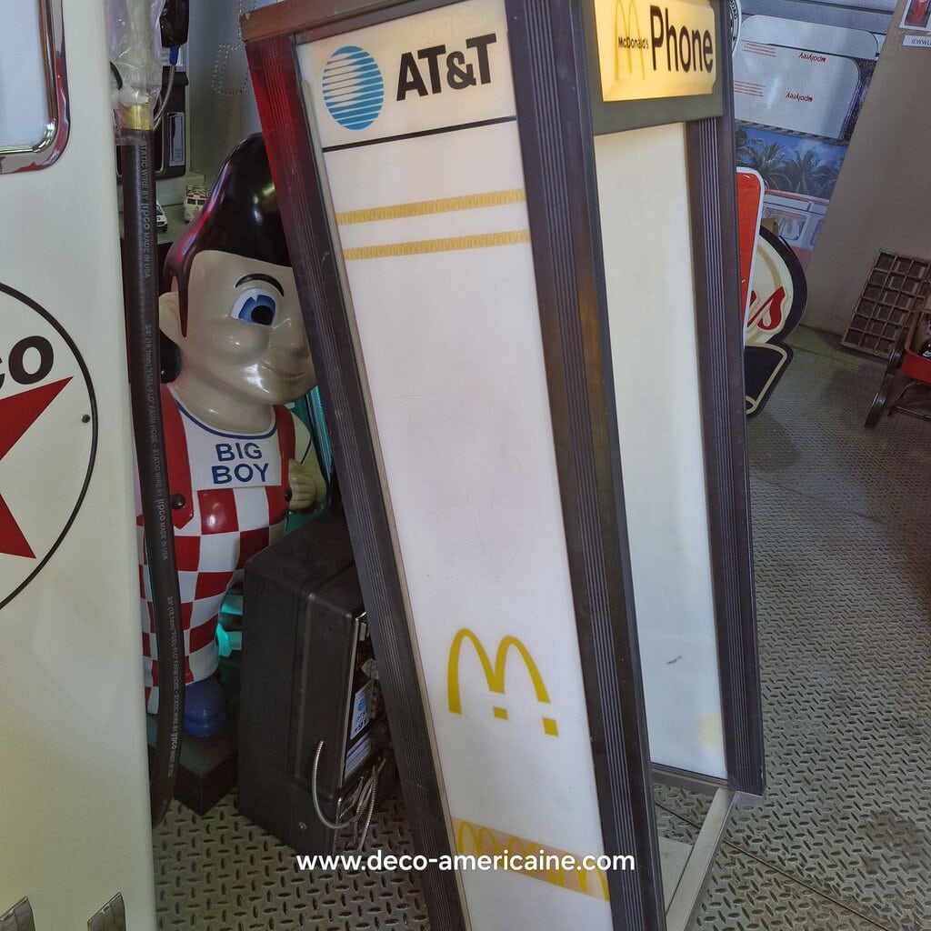 cabine payphone vintage sur pied avec payphone authentique provenance parking d'un restaurant mc donald's