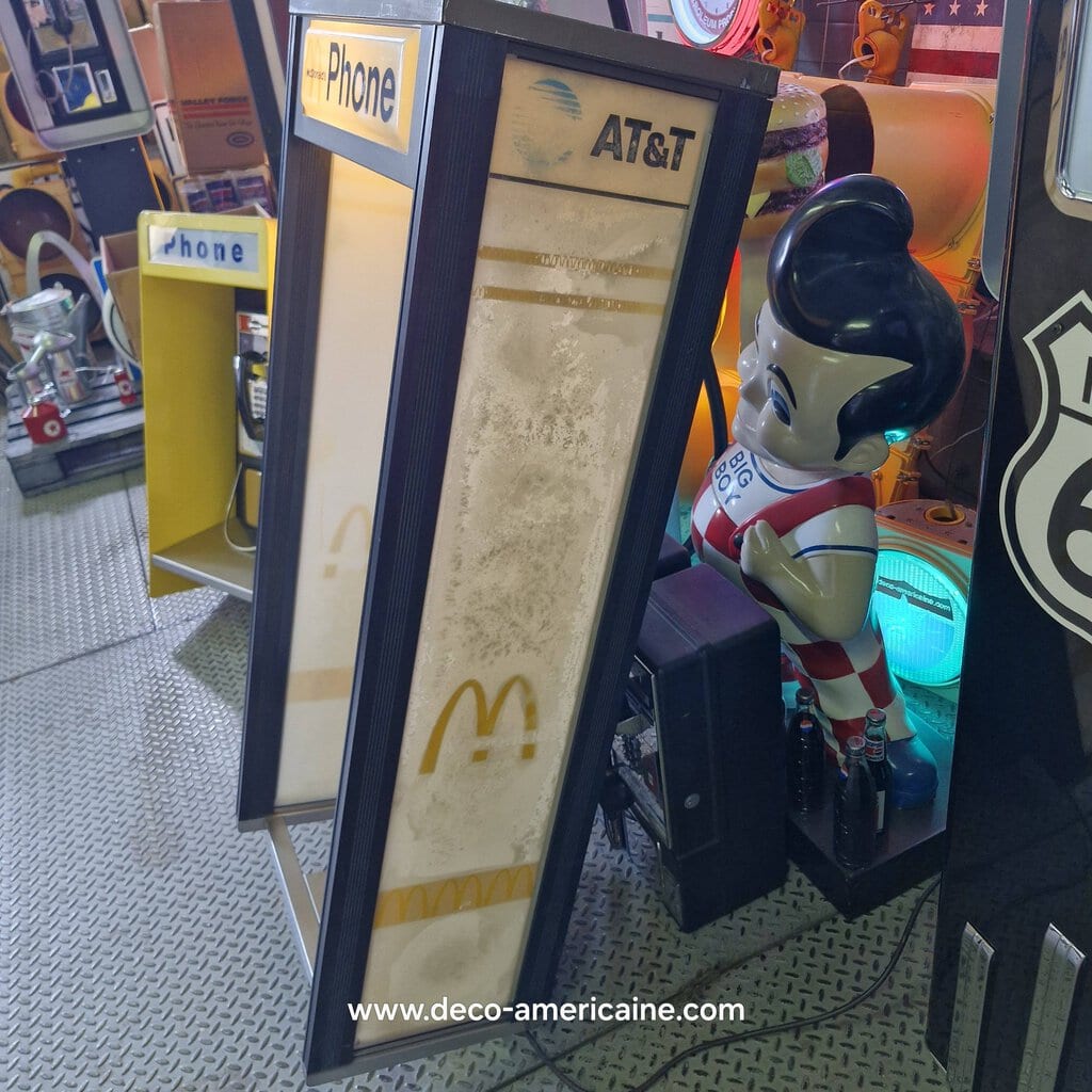 cabine payphone vintage sur pied avec payphone authentique provenance parking d'un restaurant mc donald's