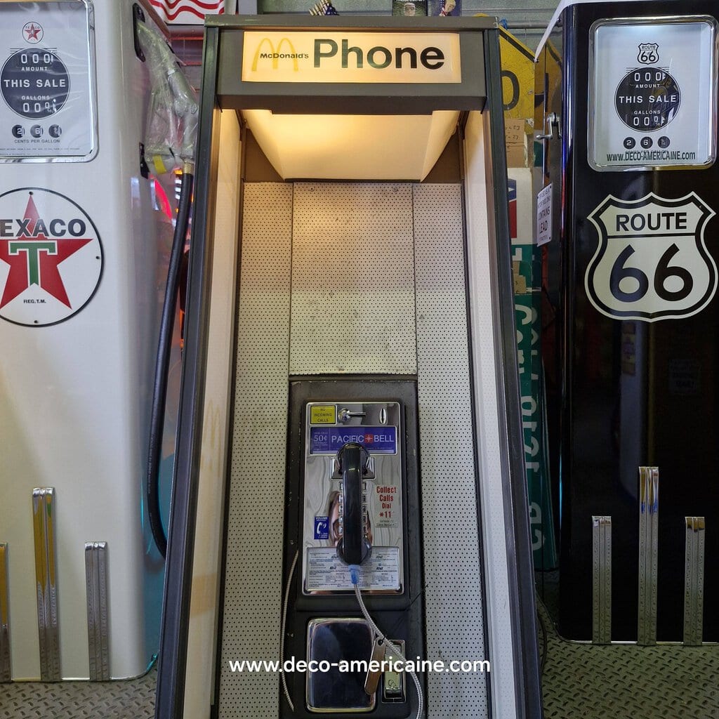 cabine payphone vintage sur pied avec payphone authentique provenance parking d'un restaurant mc donald's