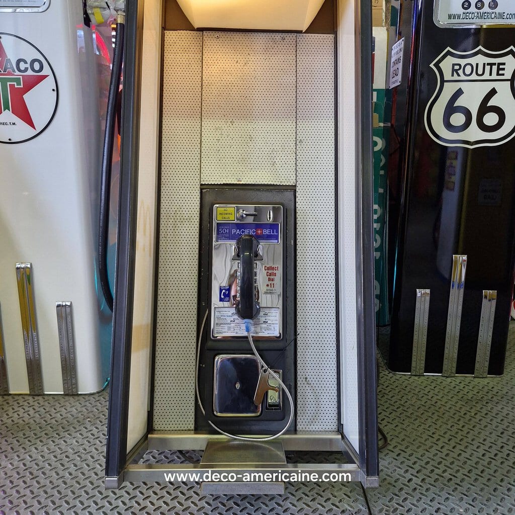 cabine payphone vintage sur pied avec payphone authentique provenance parking d'un restaurant mc donald's