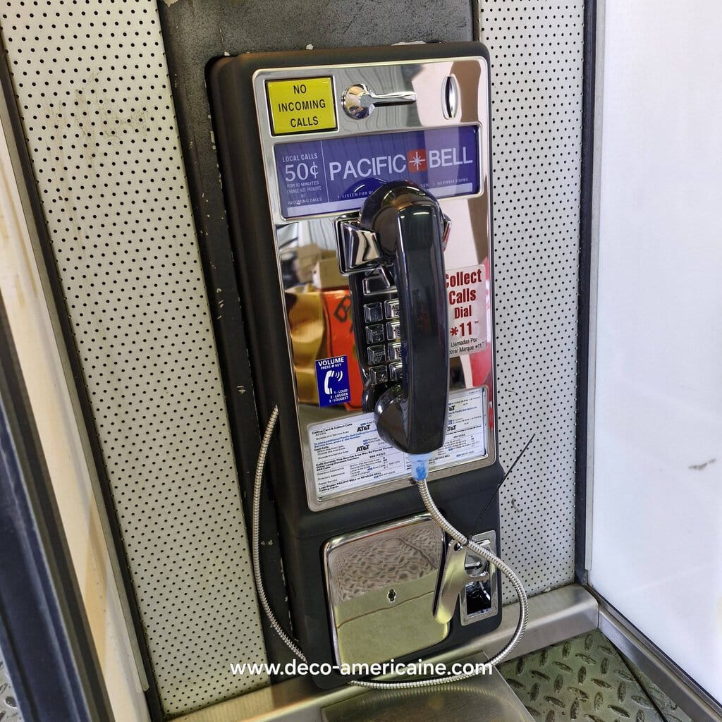 cabine payphone vintage sur pied avec payphone authentique provenance parking d'un restaurant mc donald's