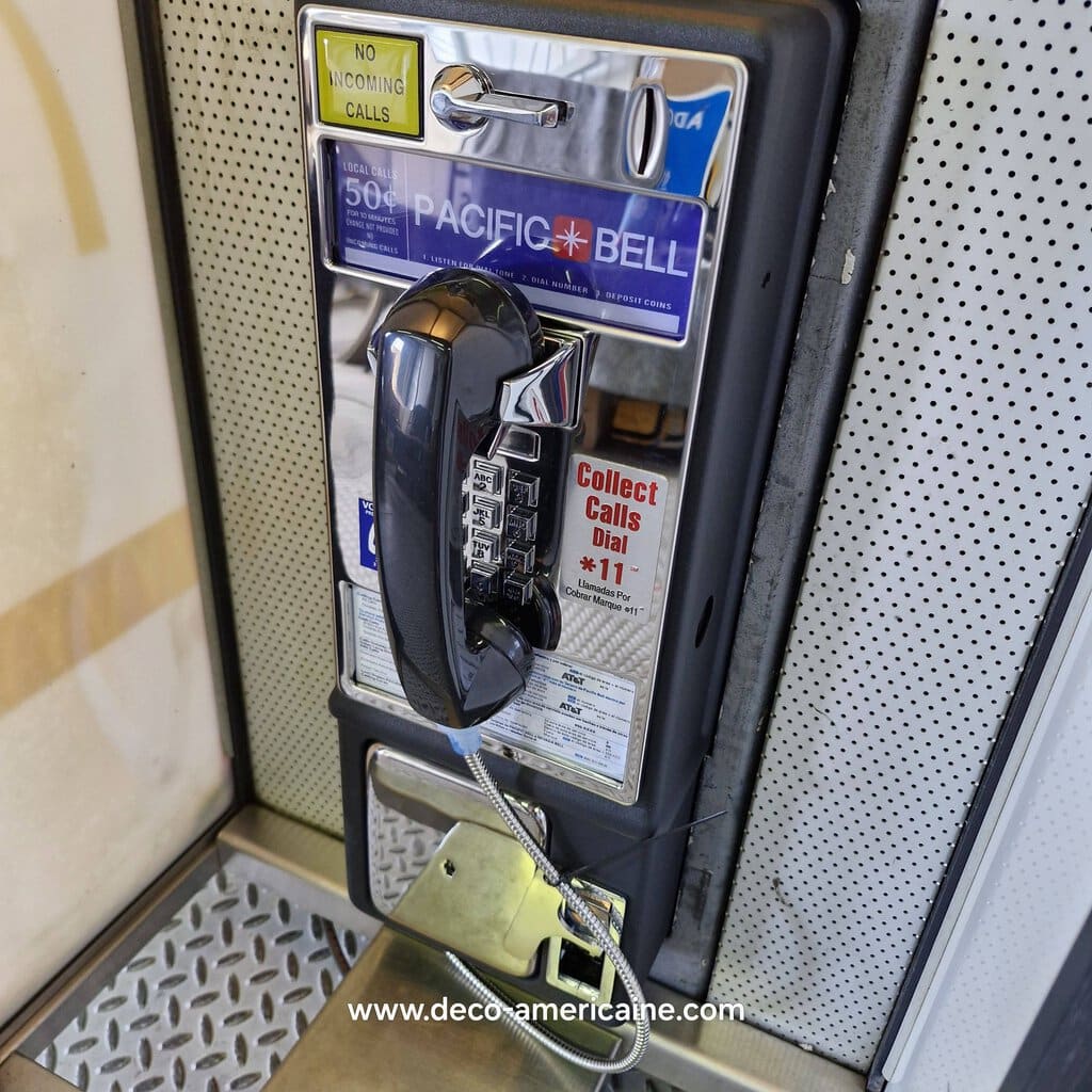 cabine payphone vintage sur pied avec payphone authentique provenance parking d'un restaurant mc donald's