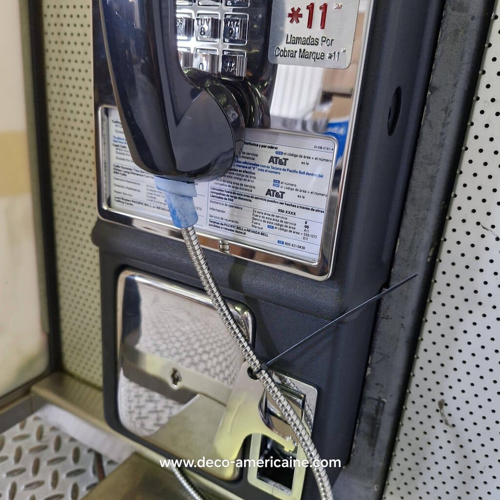 cabine payphone vintage sur pied avec payphone authentique provenance parking d'un restaurant mc donald's