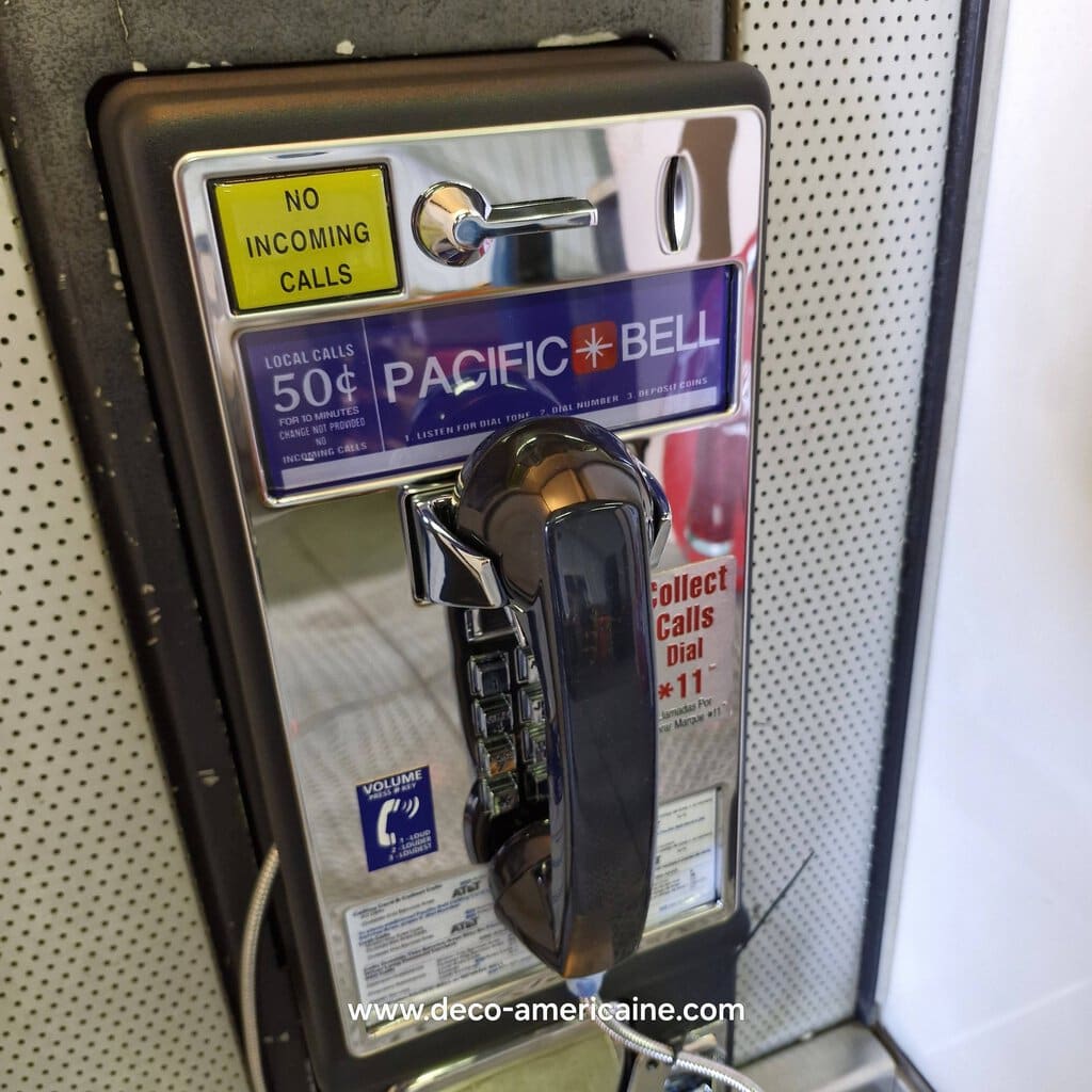 cabine payphone vintage sur pied avec payphone authentique provenance parking d'un restaurant mc donald's