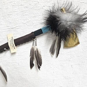 tomahawk "calumet de la paix" 40cm avec cuir et plumes native american made usa