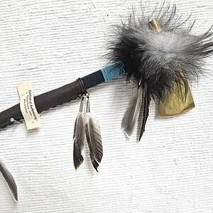 tomahawk "calumet de la paix" 40cm avec cuir et plumes native american made usa