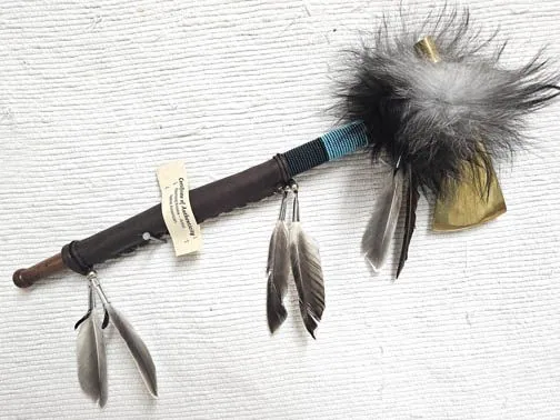 tomahawk "calumet de la paix" 40cm avec cuir et plumes native american made usa