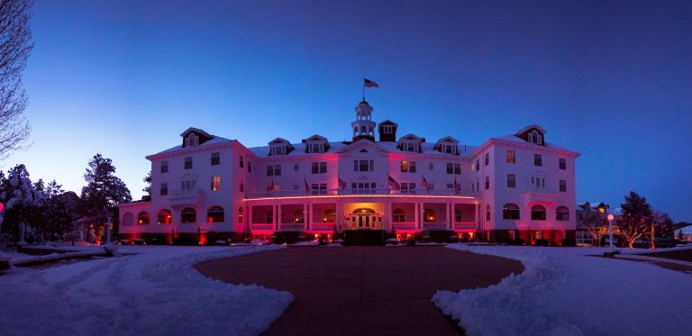 Le Stanley Hotel enneigé à Estes Park dans le Colorado, l’un des hôtels les plus hantés des États-Unis