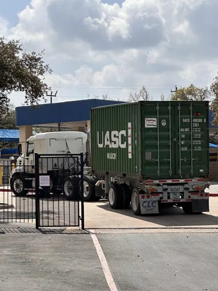 container au depart des usa avec des objets de collection vintage authentiques 2024