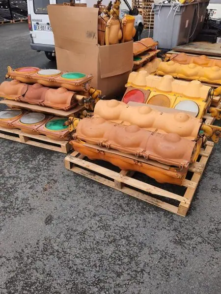 dechargement du container avec des objets de collection vintage authentiques 2021
