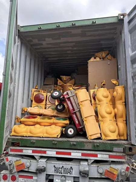 dechargement du container avec des objets de collection vintage authentiques 2024