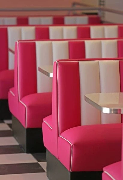Banquettes roses et blanches de restaurant American Diner installées au Samy's Diner près d'Albi